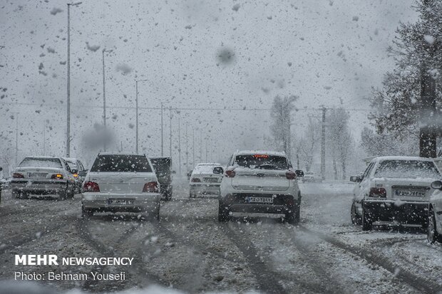 گردنه های استان همدان با بارش پراکنده برف و باران همراه است