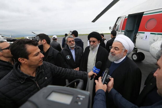  روحاني يتفقد جوا المناطق المنكوبة بالسيول شمال إيران