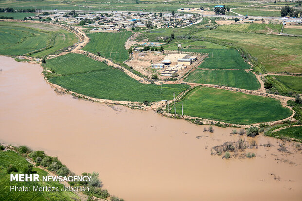 توزیع ۵۰ هزار لیتر آب معدنی در شهرهای سیل زده خوزستان