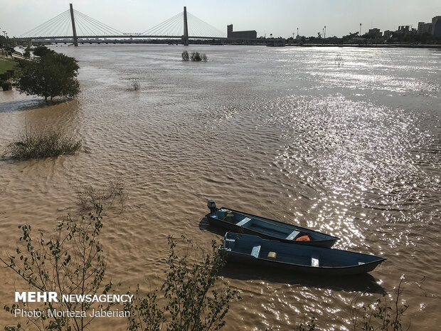 Karun bursting its banks in Ahvaz