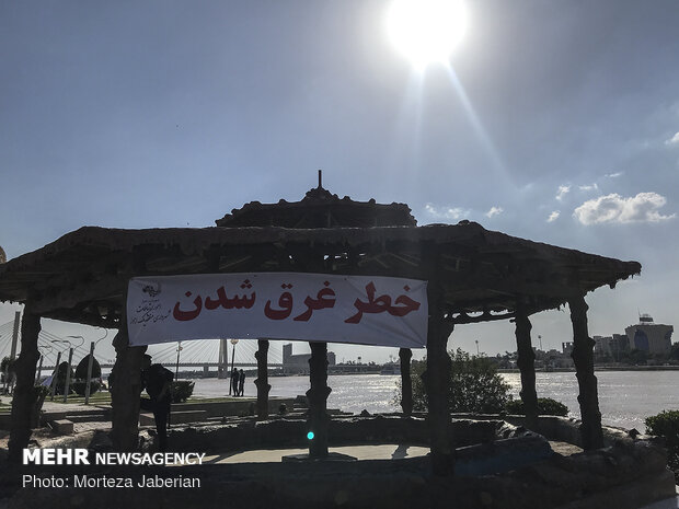 Karun bursting its banks in Ahvaz