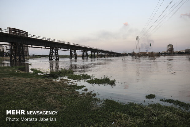 Karun bursting its banks in Ahvaz