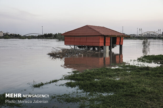 Karun bursting its banks in Ahvaz