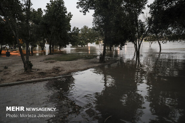 Karun bursting its banks in Ahvaz