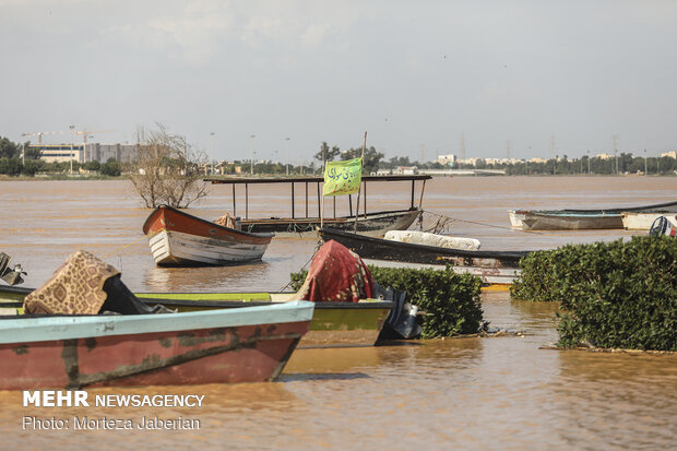 Karun bursting its banks in Ahvaz