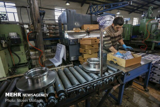 Industry minister visits flood-affected factories in Golestan