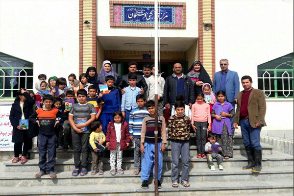 اهدای کتاب به کودکان سیل‌زده استان گلستان