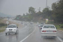 بارش باران باعث لغزندگی جاده های زنجان شده است