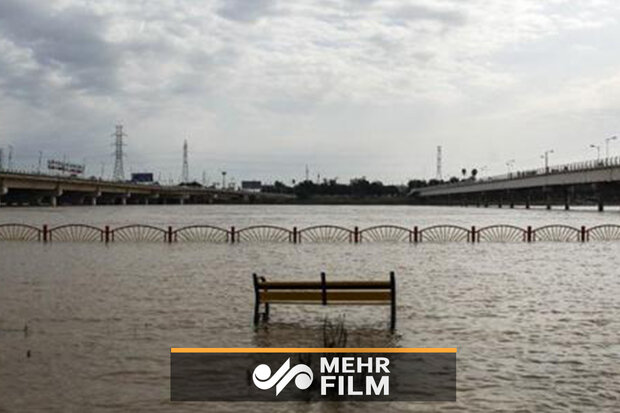 Ahvaz kentinde sahil yolu sular altında kaldı