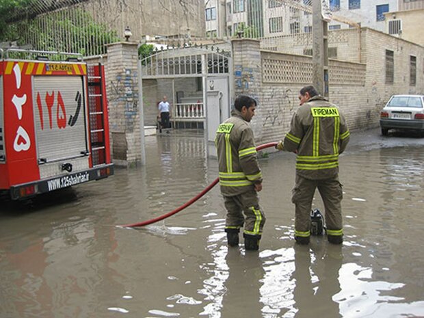 حضور بیش از ۶۰ نیروی آتش نشان در مناطق سیل زده