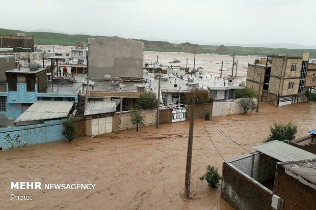 بخش غربی شهر پلدختر به زیر آب رفت