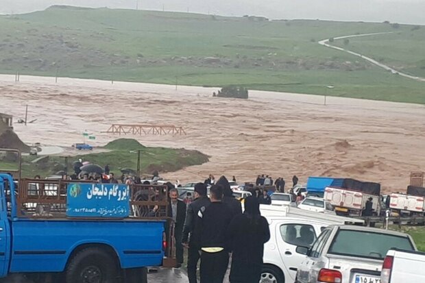 سیلاب روستاهای دره شهر را محاصره کرد/ آب ۲۴ روستای شهرستان قطع شد