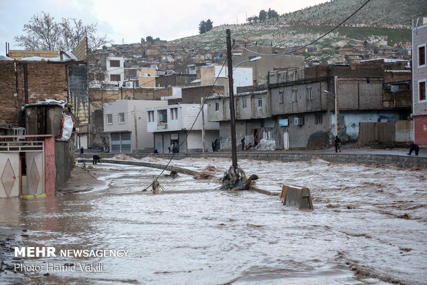 الخسائر التي خلفتها السيول في مدينة "خرم آباد"