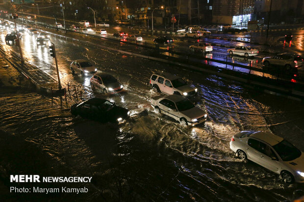 تدفق الفيضانات في العاصمة الايرانية طهران