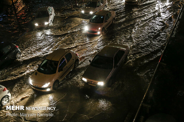 Tahran'da şiddetli yağmur etkili oldu