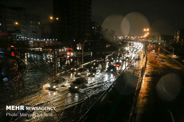 Tahran'da şiddetli yağmur etkili oldu