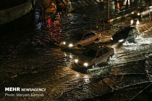 تدفق الفيضانات في العاصمة الايرانية طهران