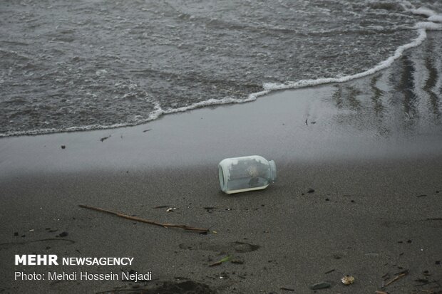 زباله های بر جای مانده از مسافران نوروزی در سواحل آستارا