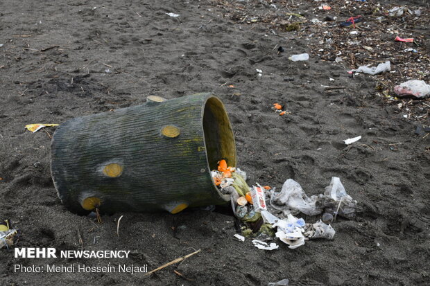 زباله های بر جای مانده از مسافران نوروزی در سواحل آستارا