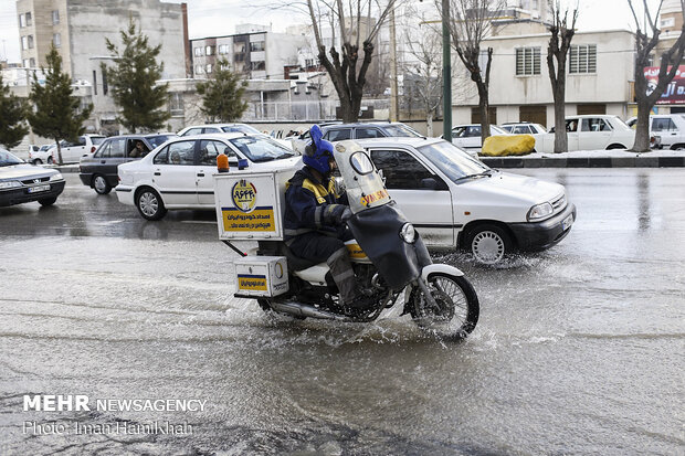 آب گرفتگی و ترافیک شدید در همدان