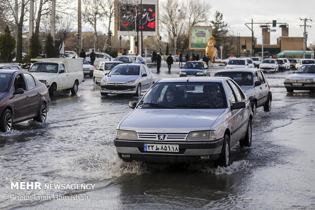 آب گرفتگی و ترافیک شدید در همدان