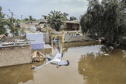 سیلاب همچنان با فشار وارد خوزستان می‌شود/راه‌آهن زیر آب رفت