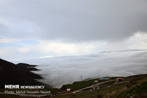Take a trip to a sea of clouds at Heyran Pass
