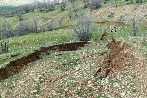  شکستگی لوله انتقال آب روستای دورک قنبری در پی رانش زمین