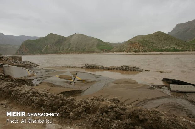 Armed Forces officials’ meeting for flood-hit Lorestan prov.