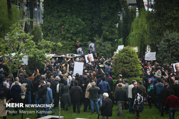 Funeral ceremony for veteran Iranian actor Mashayekhi