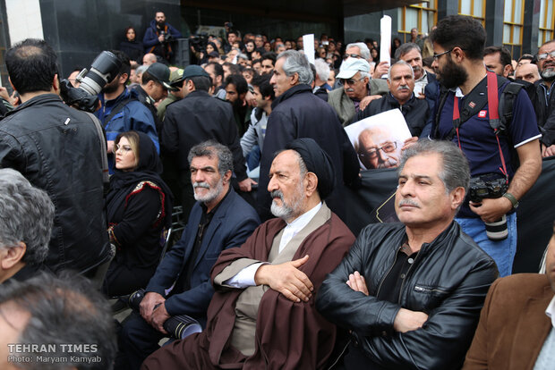 Fans bid farewell to actor Jamshid Mashayekhi at Vahdat Hall 