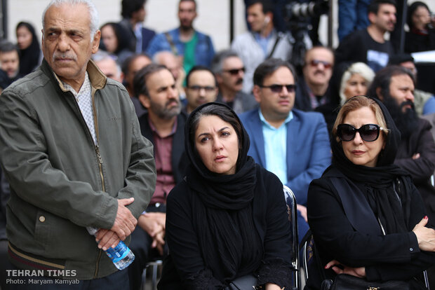 Fans bid farewell to actor Jamshid Mashayekhi at Vahdat Hall 