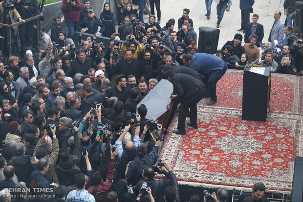 Fans bid farewell to actor Jamshid Mashayekhi at Vahdat Hall 