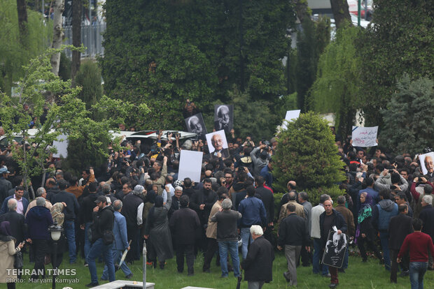 Fans bid farewell to actor Jamshid Mashayekhi at Vahdat Hall 