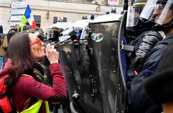 Fransa'da hükümetin COVID-19 ile mücadele politikası protesto edildi
