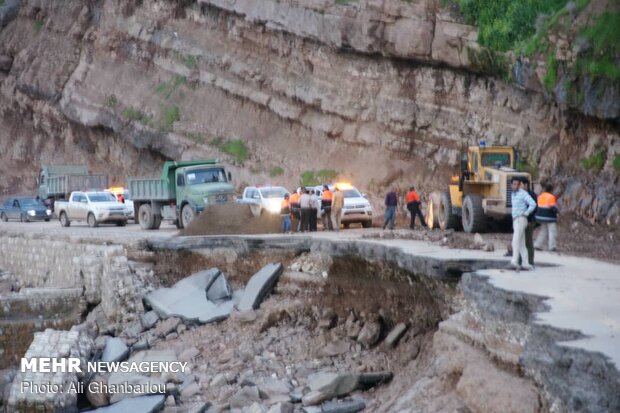 لرستان کے سیلاب سے متاثرہ علاقوں میں تباہ شدہ سڑکوں کی بحالی پر کام جاری