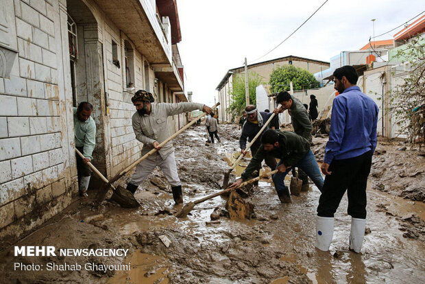 لرستان میں سیلاب سے متاثرہ گھروں سے کیچڑ کو صاف کرنے کی کوشش جاری
