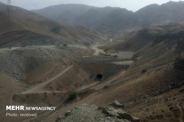 تذکر به پیمانکار بزرگراه همت/پُر کردن دره با خاک به جای احداث پل