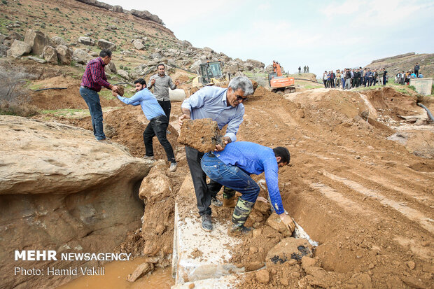 اعادة فتح الطرق في المناطق المضروبة بالسيل في لرستان 