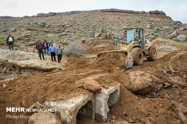 اعادة فتح الطرق في المناطق المضروبة بالسيل في لرستان 