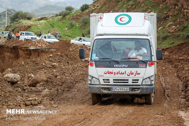 اعادة فتح الطرق في المناطق المضروبة بالسيل في لرستان 