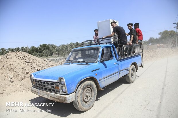 تلاش های نیروهای مردمی و امدادی برای نجات روستای جنگیه از سیل