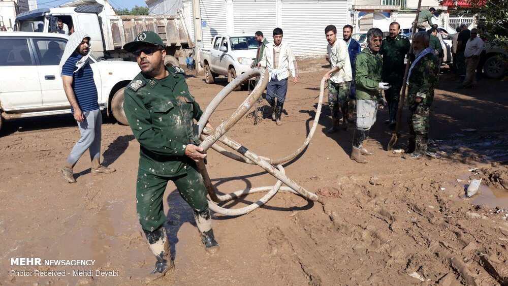 سپاه در حال کمک به سیل زده ها