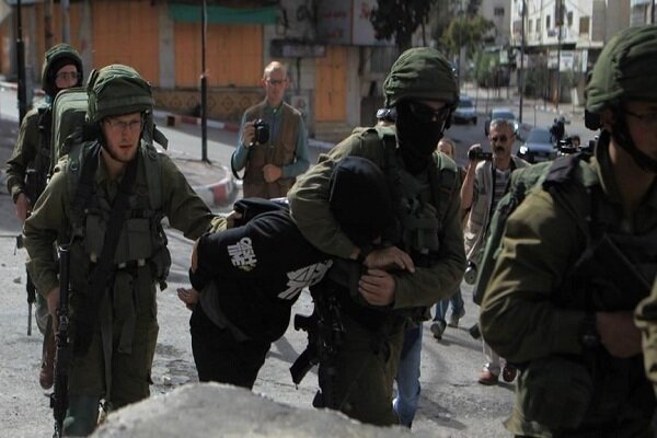 بازداشت دهها فلسطینی در یورش نظامیان صهیونیست به کرانه باختری
