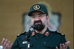 Ex-IRGC chief warns U.S. warships to stay away from IRGC speed boats