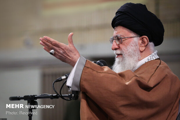 Leader receives IRGC personnel, families