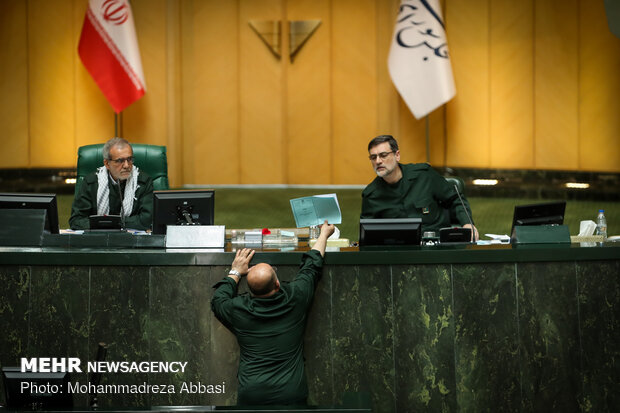 MPs dressed in IRGC uniform in open session