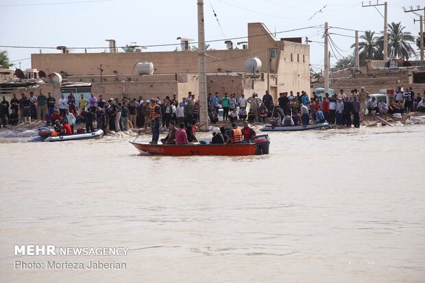 انشاء جسر عوام للتواصل في مقاطعة "كارون" المحاصرة بالمياه