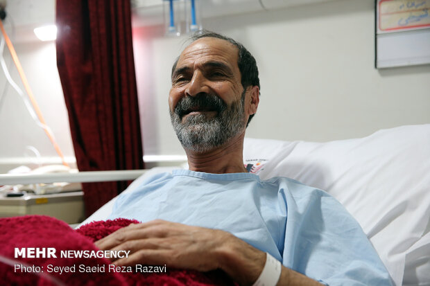 جانباز محمد ربیعی به دلیل داشتن ترکشهای موجود در بدن تحت درمان میباشد