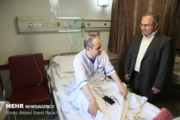 جانباز شیمیایی کاظم ریاضت به دلیل داشتن عوارض شیمیایی در بدن تحت درمان میباشد